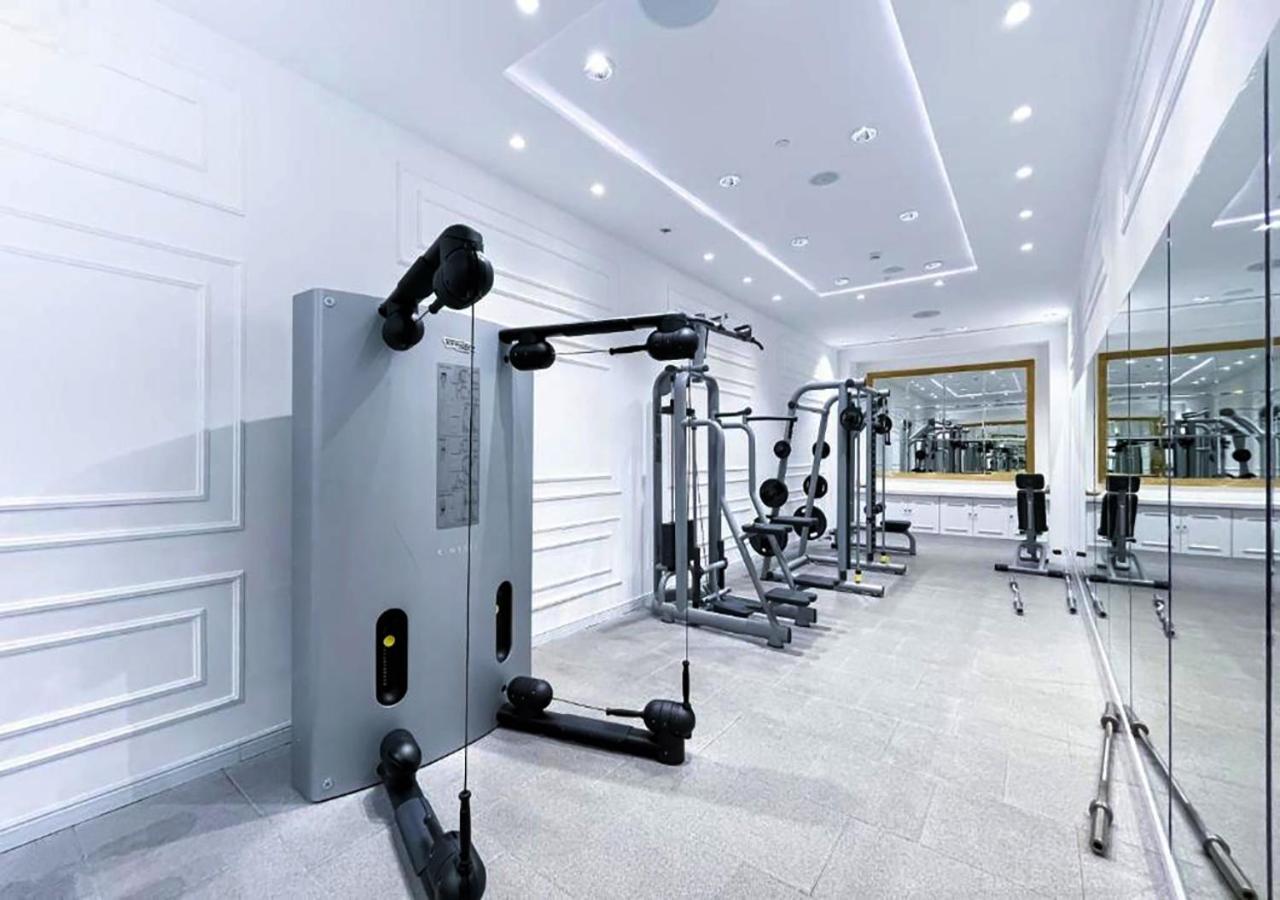 Luxurious With Stunning Burj Khalifa, Pool & Views Steps From Mall Apartment *
