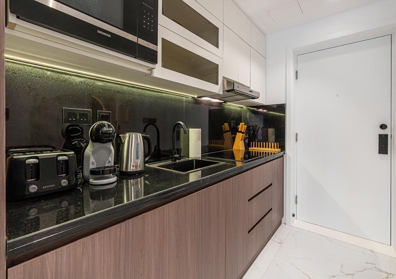 Luxurious With Stunning Burj Khalifa, Pool & Views Steps From Mall