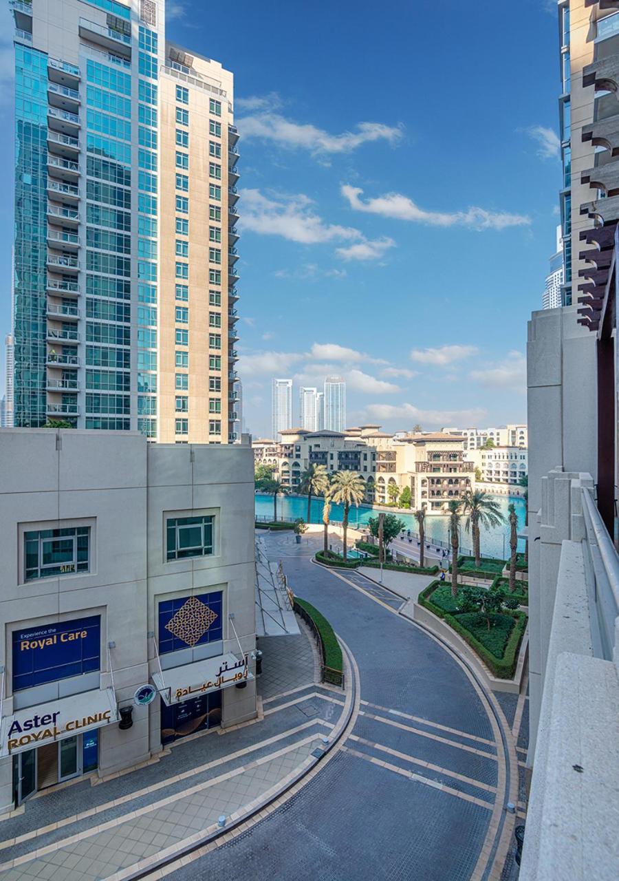 Luxurious With Stunning Burj Khalifa, Pool & Views Steps From Mall Apartment *