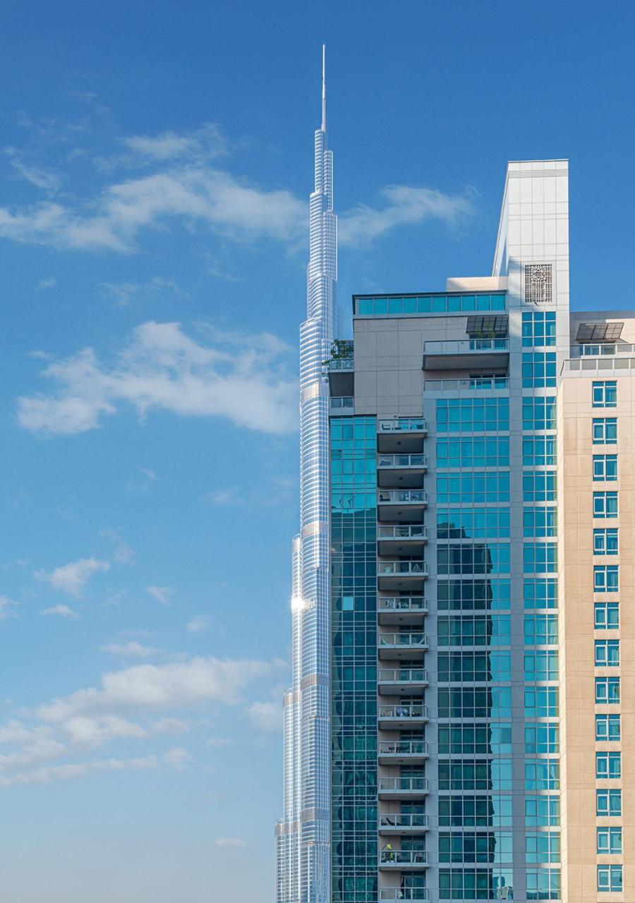 Apartment Luxurious With Stunning Burj Khalifa, Pool & Views Steps From Mall Dubai