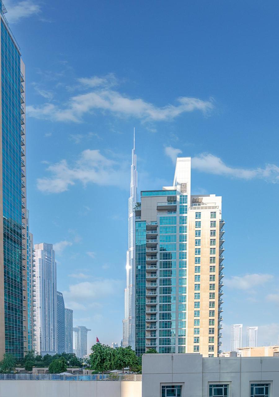 Luxurious With Stunning Burj Khalifa, Pool & Views Steps From Mall Dubai