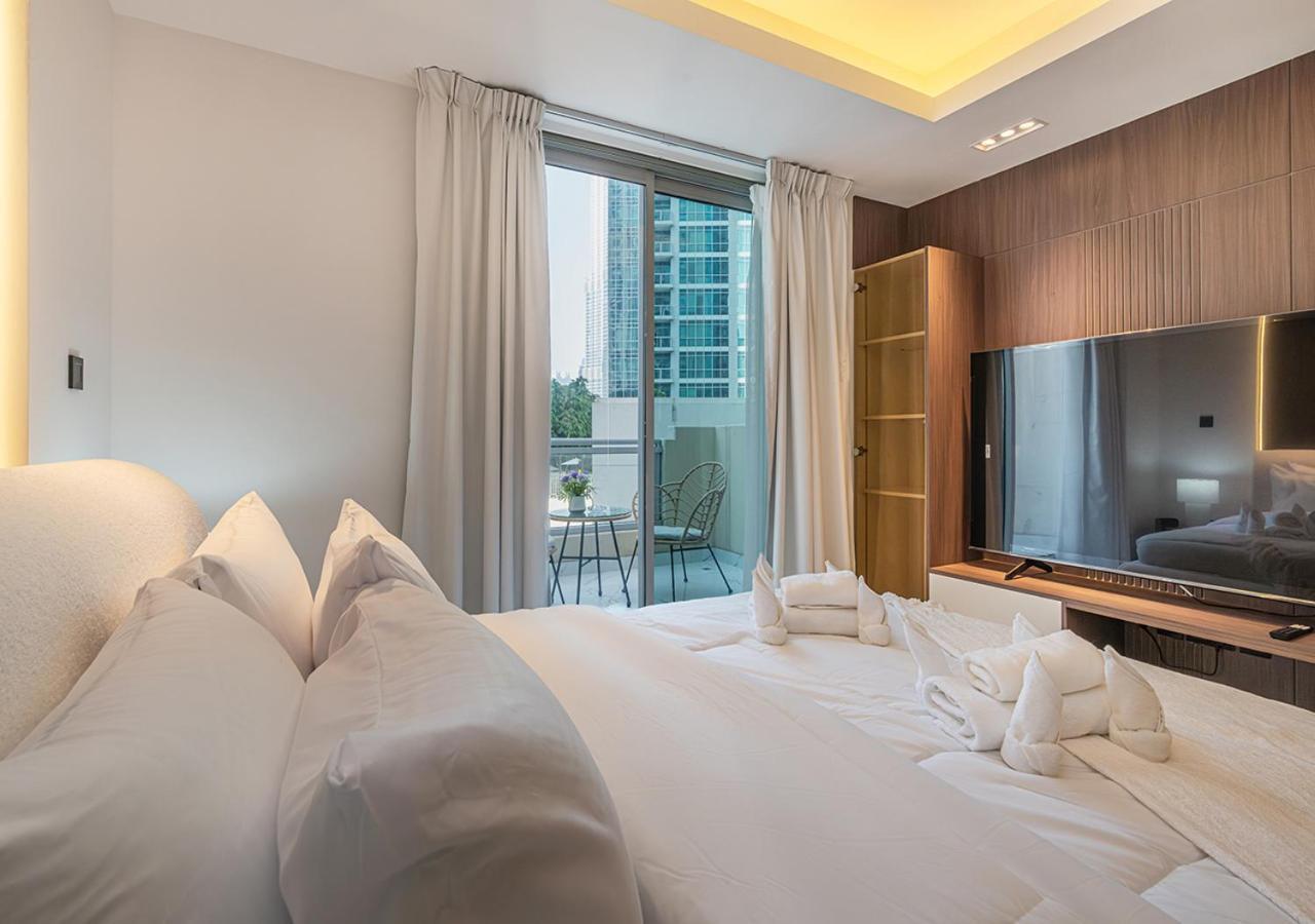 Luxurious With Stunning Burj Khalifa, Pool & Views Steps From Mall