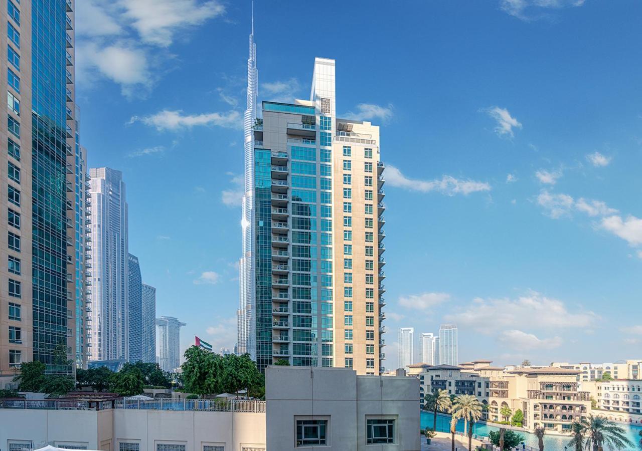 Luxurious With Stunning Burj Khalifa, Pool & Views Steps From Mall Apartment