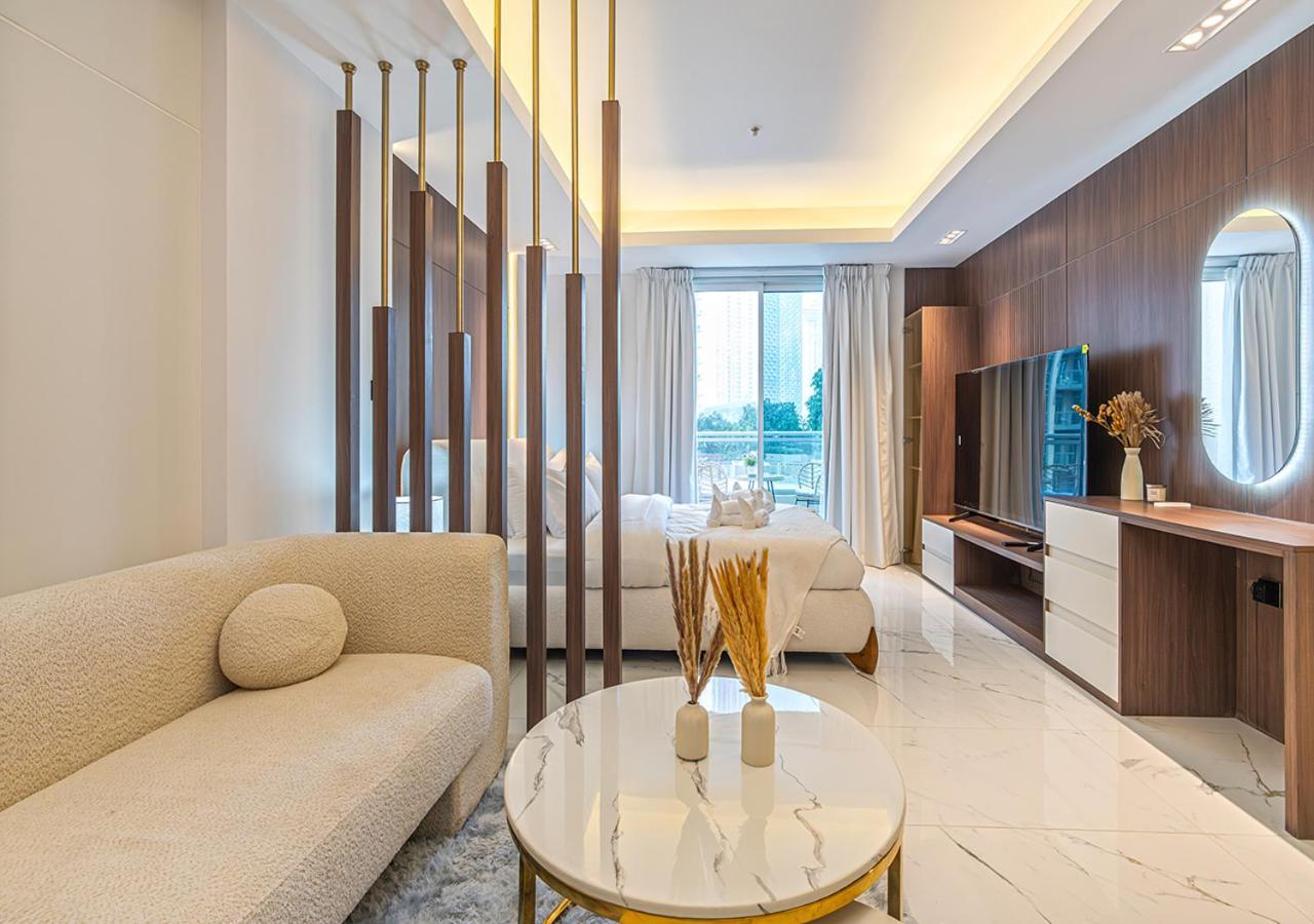 Apartment Luxurious With Stunning Burj Khalifa, Pool & Views Steps From Mall *