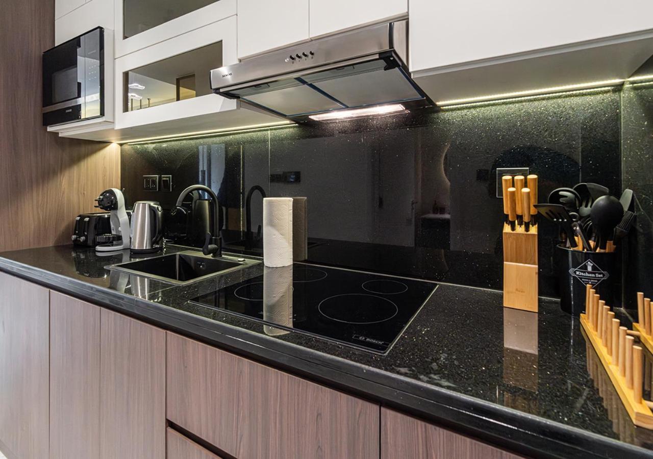 Luxurious With Stunning Burj Khalifa, Pool & Views Steps From Mall Apartment Dubai