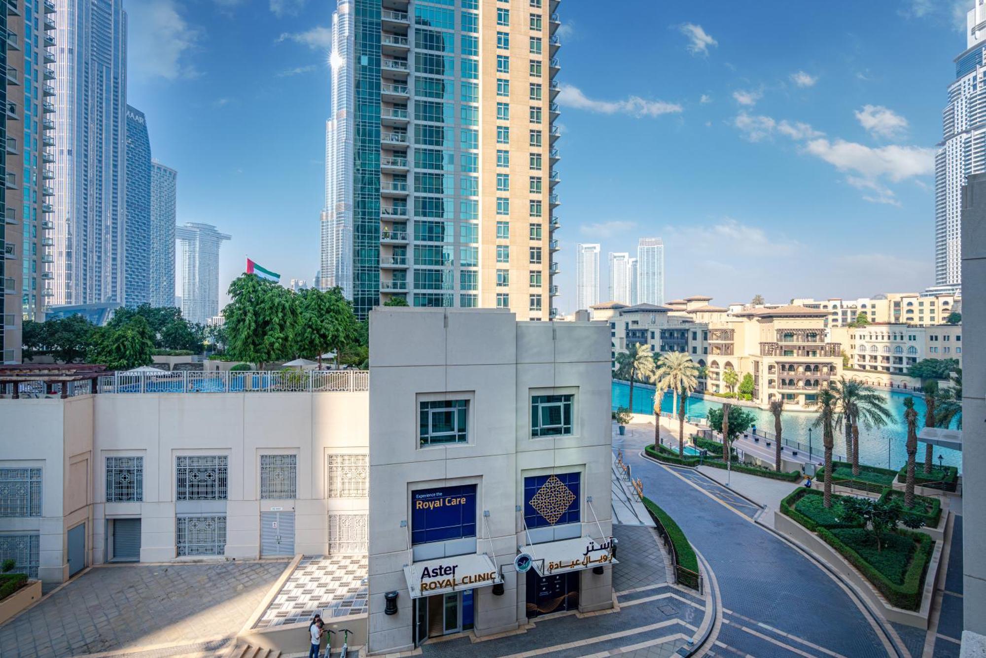 Apartment Luxurious With Stunning Burj Khalifa, Pool & Views Steps From Mall Dubai