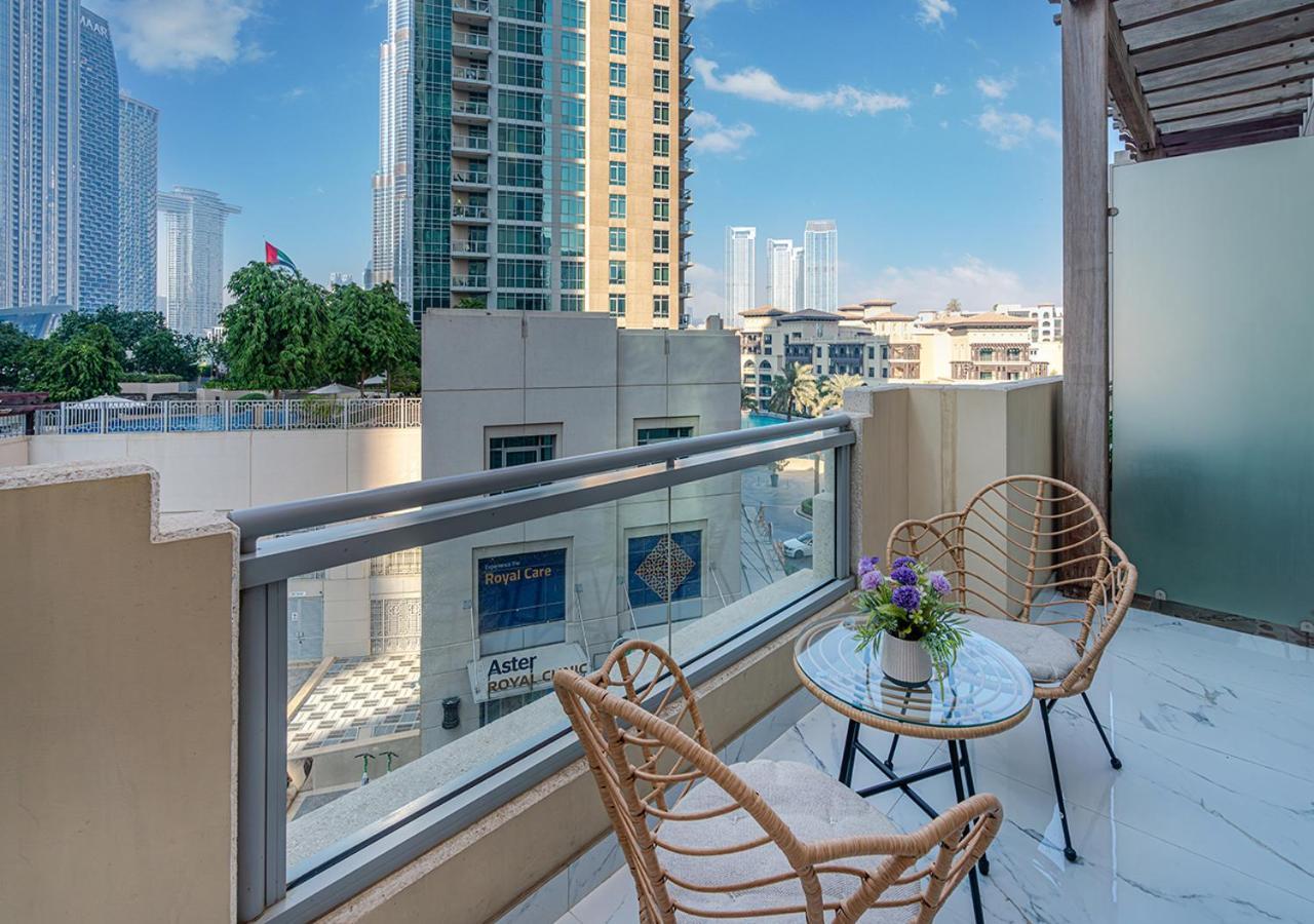 Luxurious With Stunning Burj Khalifa, Pool & Views Steps From Mall Dubai