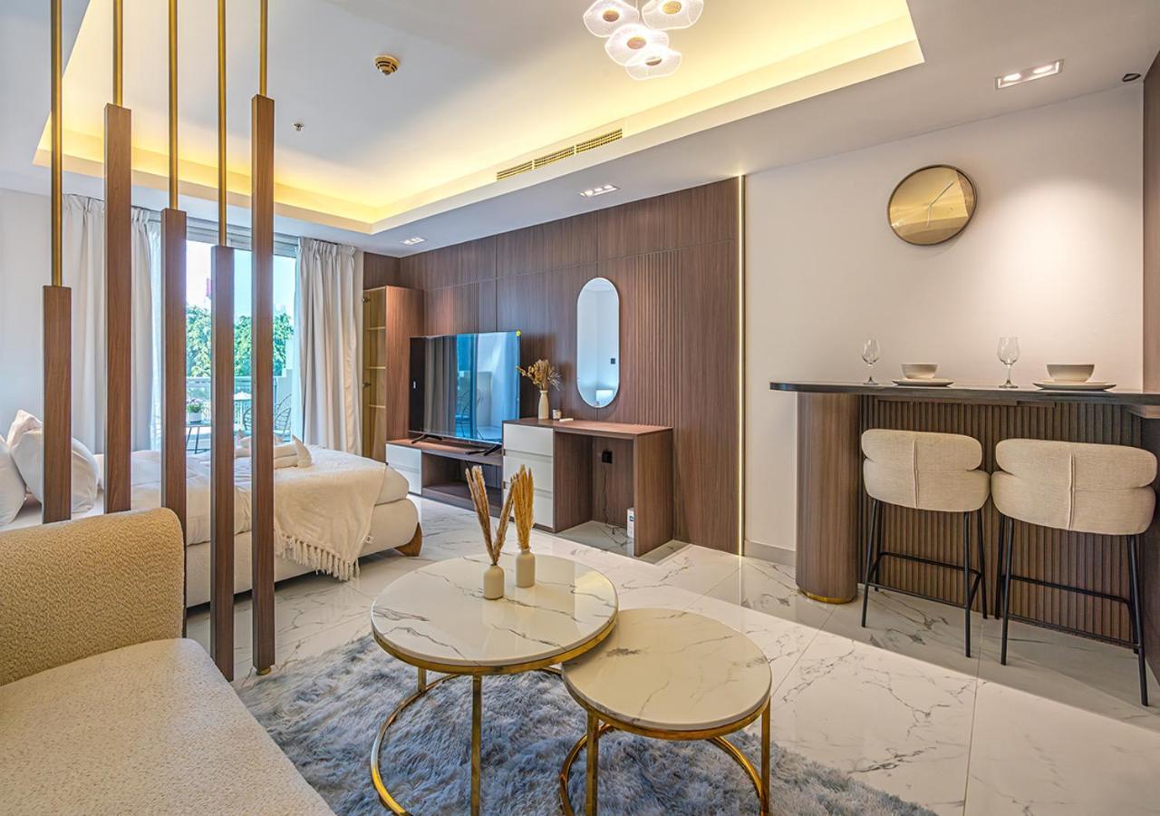 Luxurious With Stunning Burj Khalifa, Pool & Views Steps From Mall